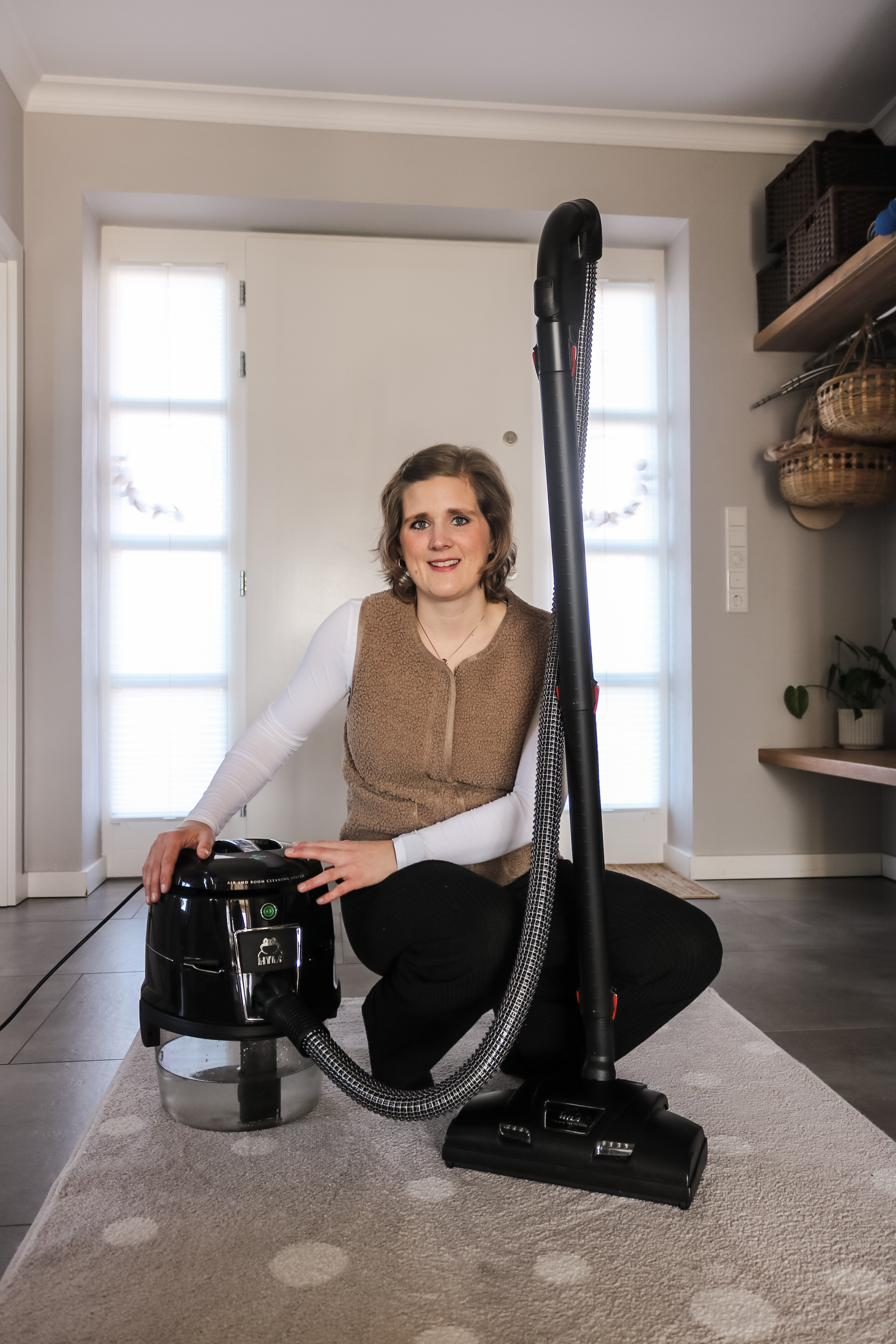 Theresa Thomas mit dem HYLA Luft- und Raumreinigungssystem